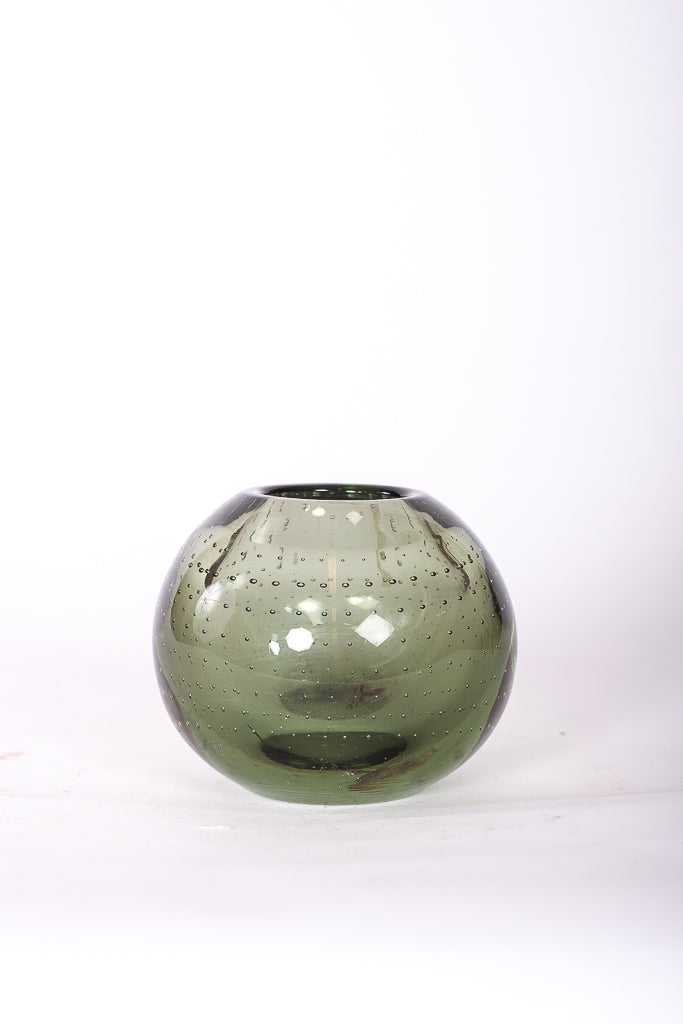 Grön glasvas med luftbubblor från Eda Glasbruk, märkt EDA-47
