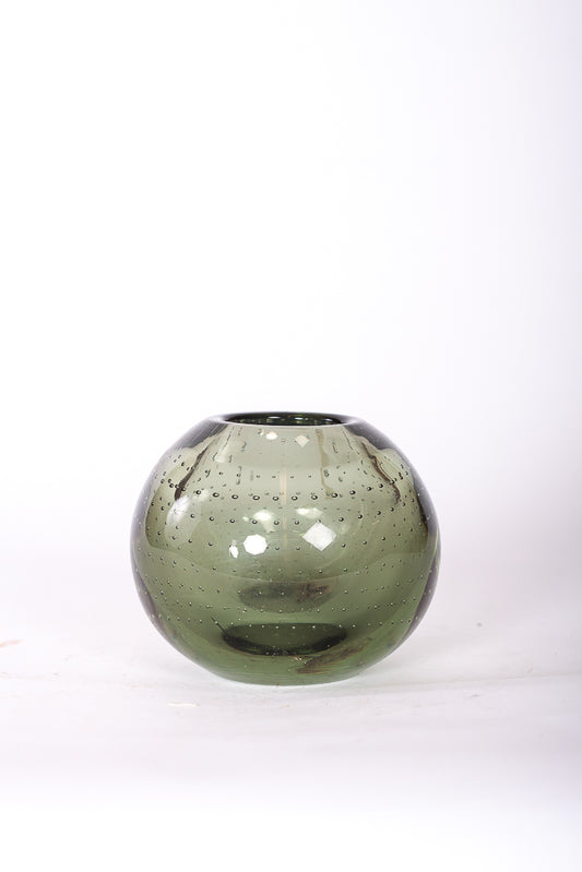 Grön glasvas med luftbubblor från Eda Glasbruk, märkt EDA-47
