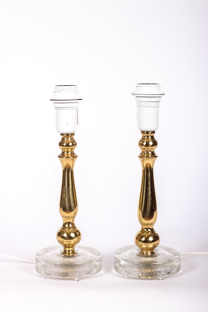 Par bordslampor i mässing med glasfot, Från Falkenbergs Belysning
