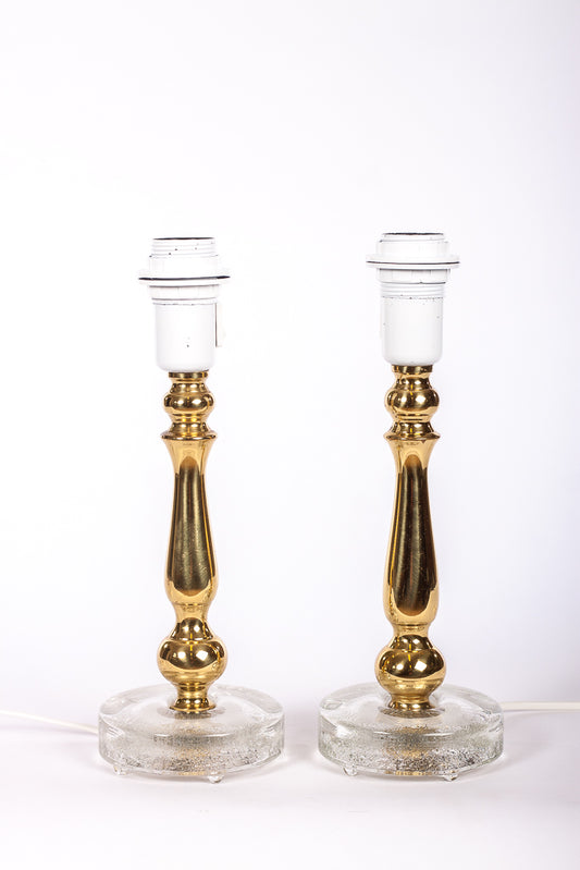 Par bordslampor i mässing med glasfot, Från Falkenbergs Belysning
