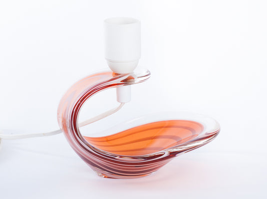 Elegant skållampa i rött och orange glas. Från Flygfors med design av Paul Kedelv