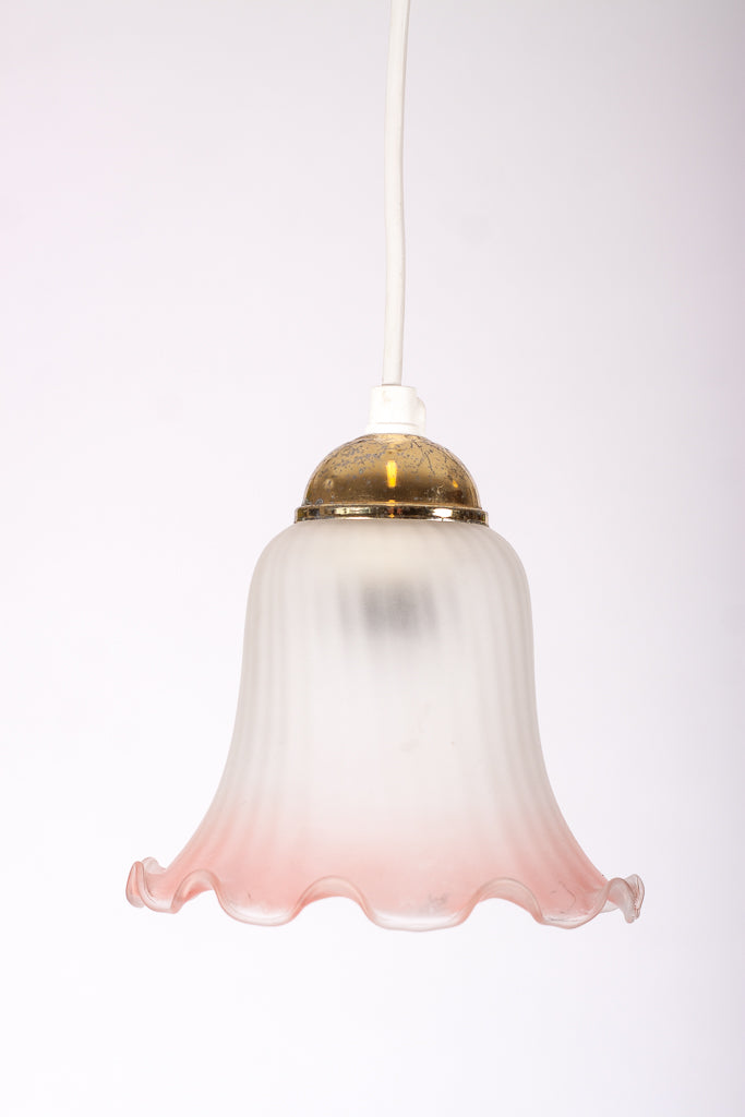 Fönsterlampa i frostat glas med röd ton. Från 1950-tal
