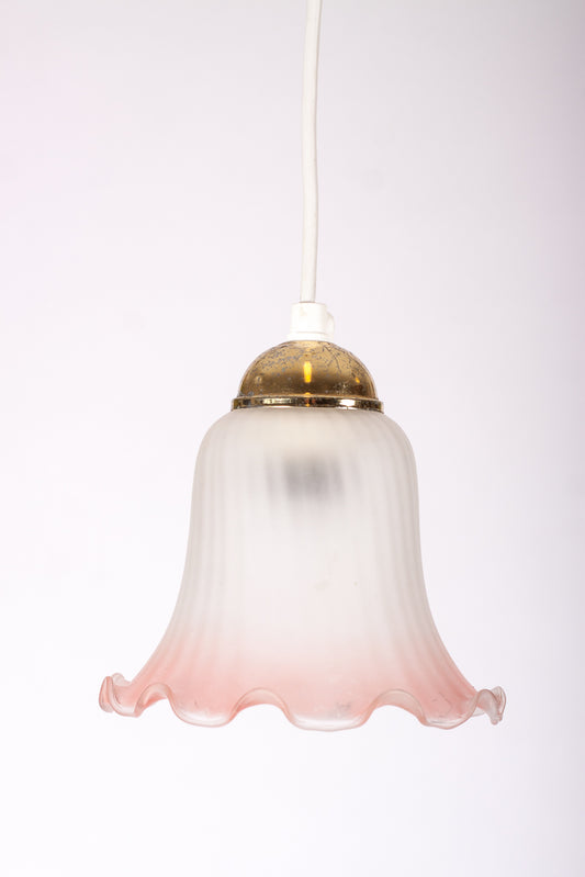 Fönsterlampa i frostat glas med röd ton. Från 1950-tal
