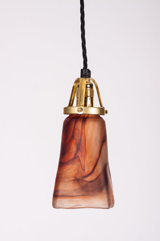 Fönsterlampa från jugendtiden med röd och svart dekor, skomakarfäste i mässing och svart tvinnad textilkabel.
