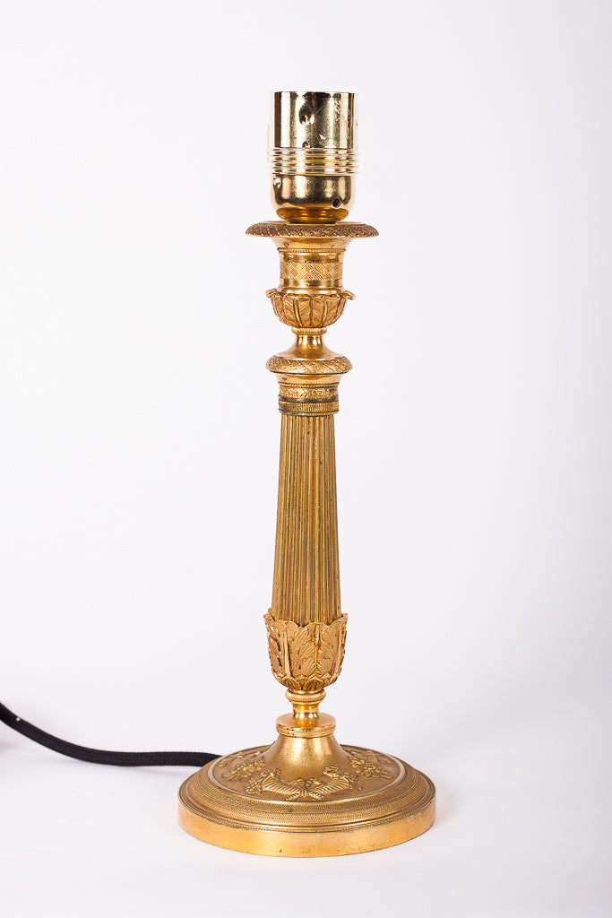 Förgylld bordslampa i mässing i empirestil från 1940-talet, monterad med svart rund textilkabel.
