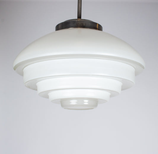 Stor funkislampa och industrilampa från 1930-talet i vitt glas med frostat glas undertill. 
