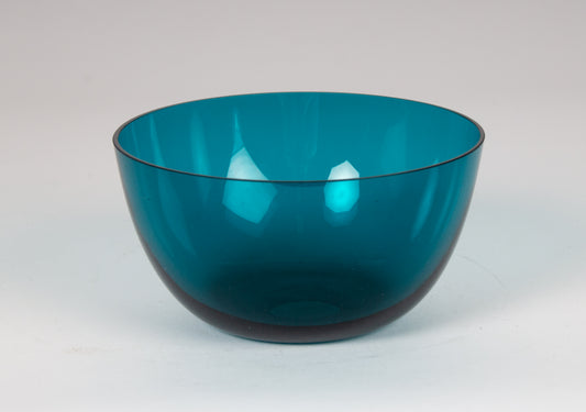 Skål i grönt glas.  Nordisk vintage glaskonst.
