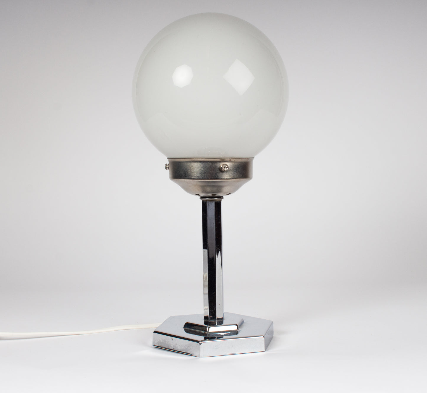 Klotlampa med sexkantig kromad fot. Vintage bordslampa i retrostil.
