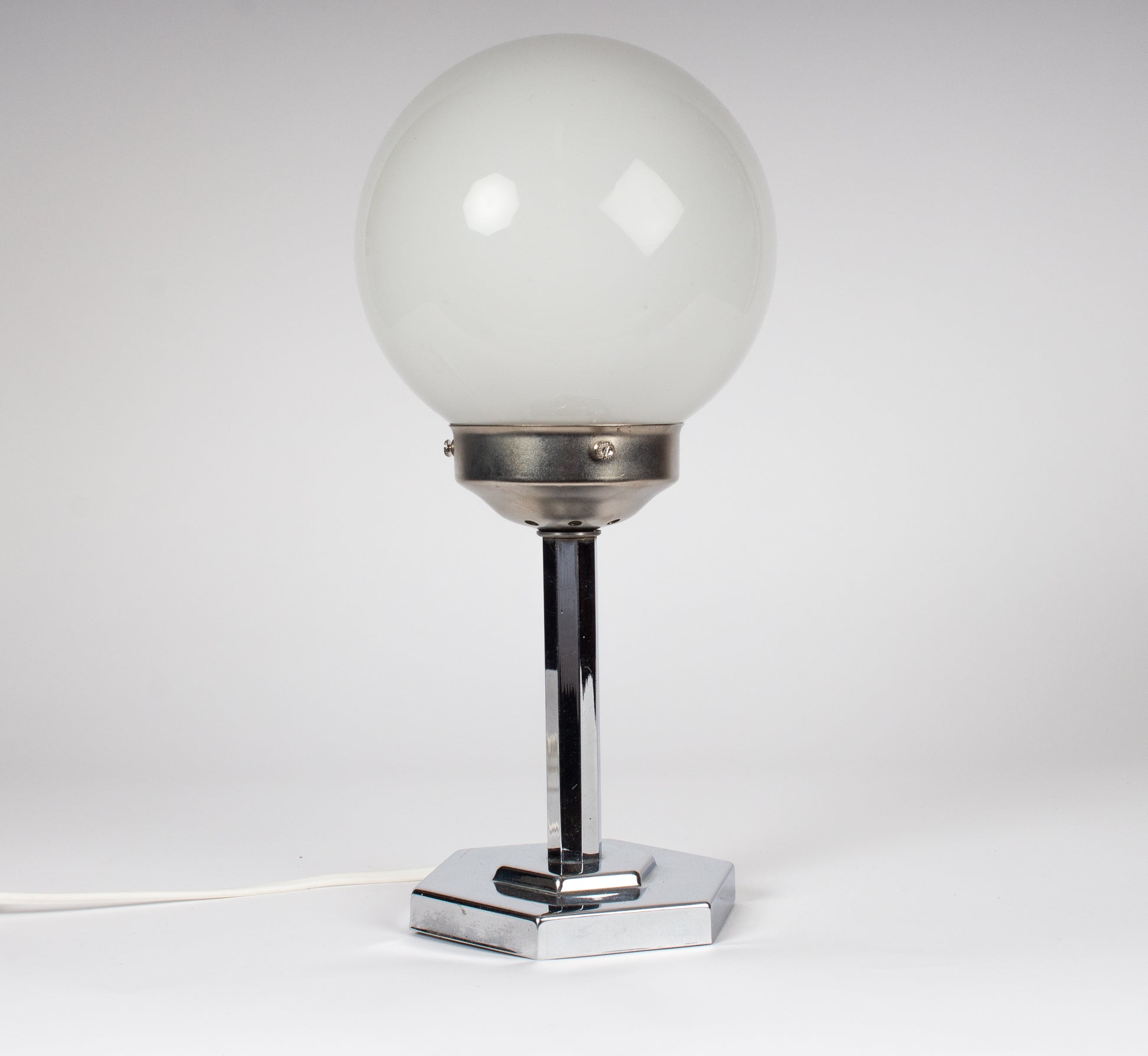 Klotlampa med sexkantig kromad fot. Vintage bordslampa i retrostil.
