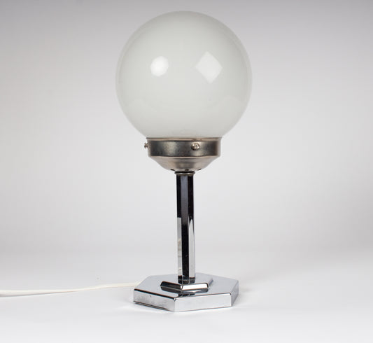 Klotlampa med sexkantig kromad fot. Vintage bordslampa i retrostil.
