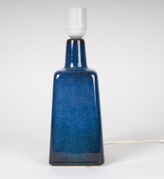 Blå bordslampa i keramik från Gustavsberg, designad av Sven Jonson.
