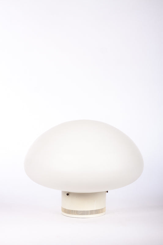 Rund plafond i tunt vitt glas med perforerat vitlackat takfäste. Design av Hans-Agne Jakobsson
