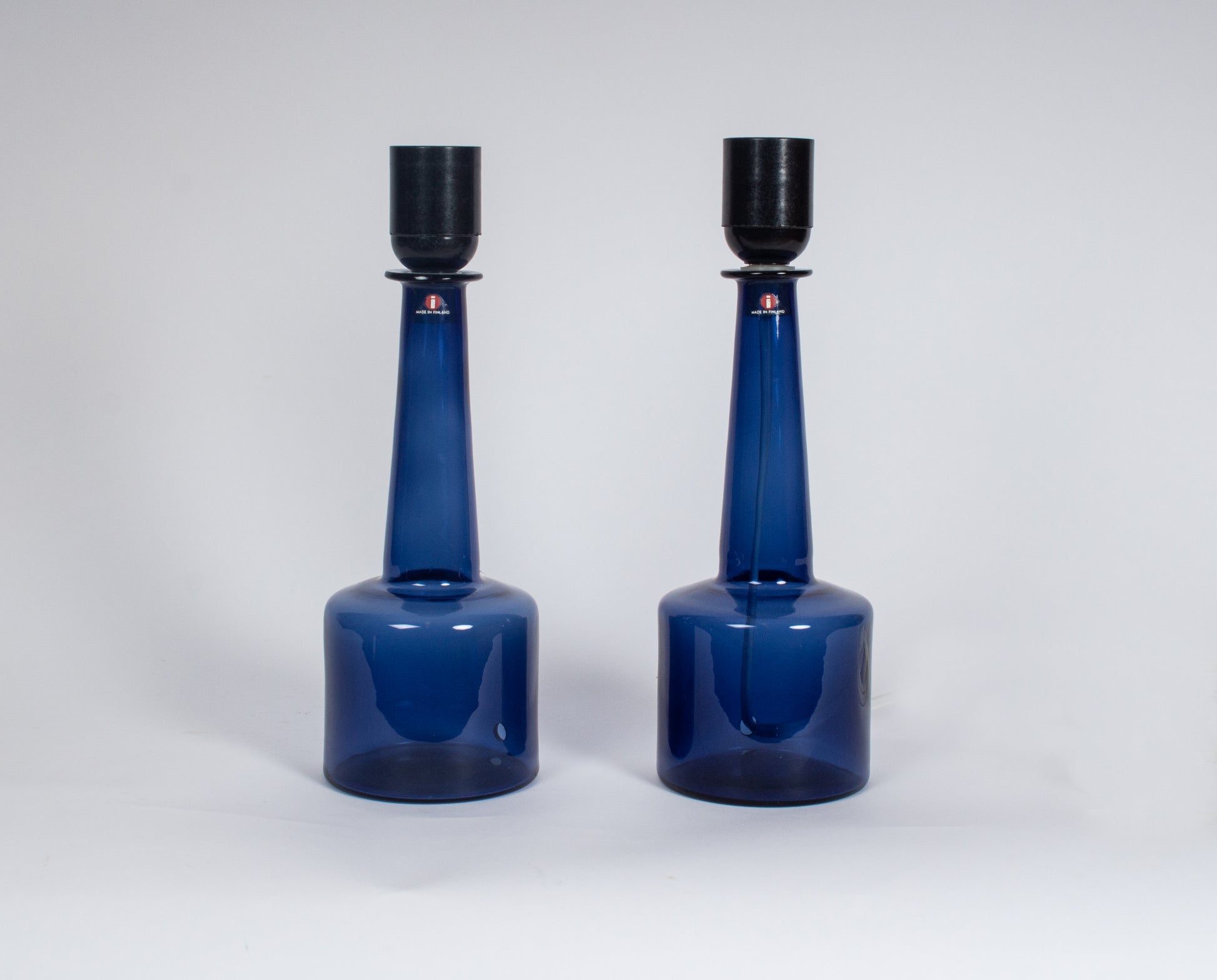 Par eleganta bordslampor i blått glas från finska Iittala, designade av Timo Sarpaneva på 1960-talet.
