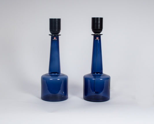 Par eleganta bordslampor i blått glas från finska Iittala, designade av Timo Sarpaneva på 1960-talet.
