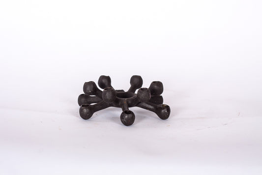 Dansk designljusstake i metall för smala ljus, designad av Jens Quistgaard.
