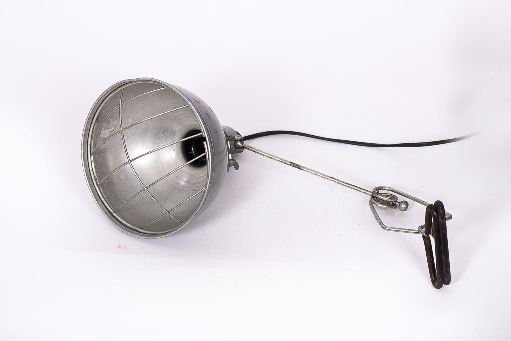 Klämlampa i metall med skärm. Vintage industriell design.
