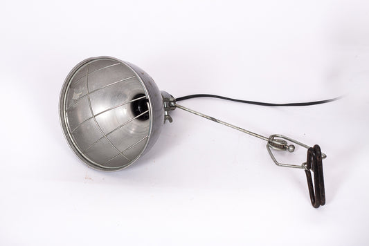Klämlampa i metall med skärm. Vintage industriell design.
