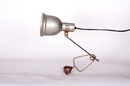 Klämlampa i metall. Retro industriell belysning.

