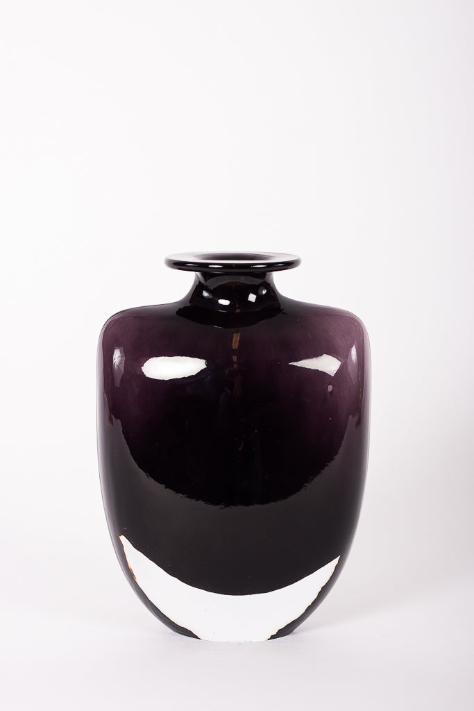 Elegant vas i glas från Kosta Boda, designad av Kjell Engman. Märkt Des 48888
