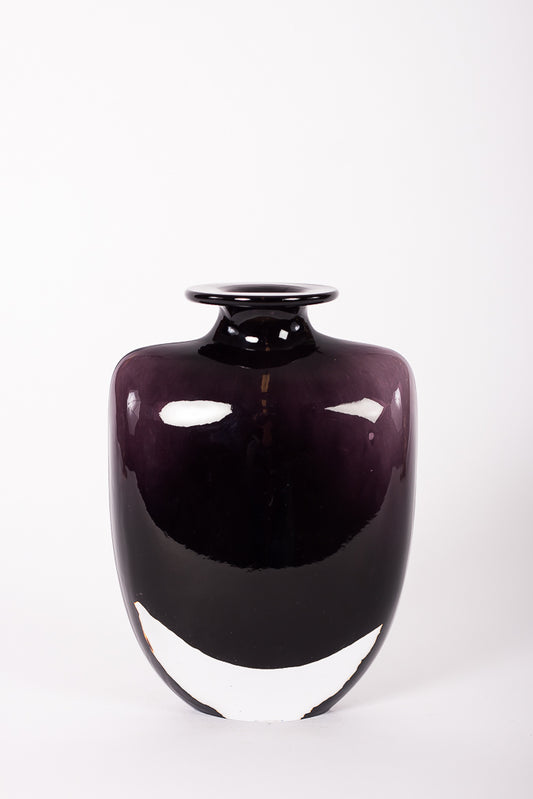 Elegant vas i glas från Kosta Boda, designad av Kjell Engman. Märkt Des 48888
