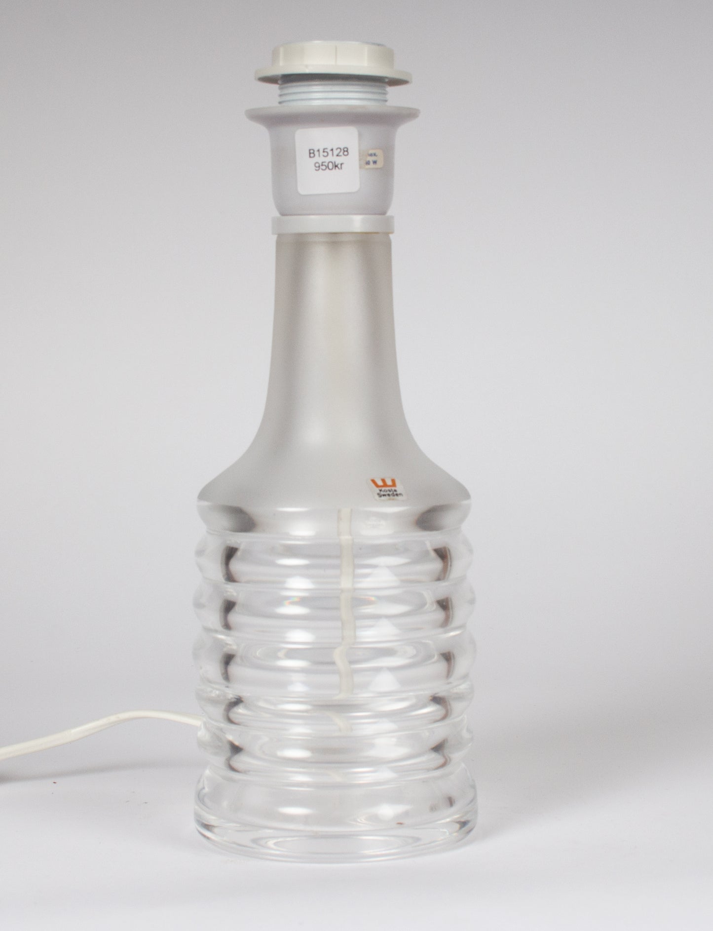 Bordslampa i formatblåst glas från Kosta, designad av Ove Sandberg.
