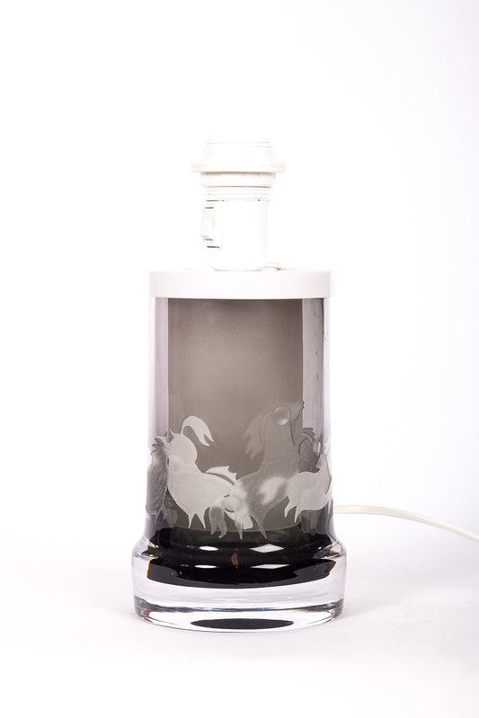 Bordslampa i röktonat glas från Kosta, designad av Ove Sandberg på 1960-talet. Slipade hästmotiv
