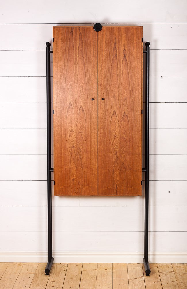 Kostymskåp i körsbärsträ med metallben. Från Hadsten Möbelfabrik, Danmark
