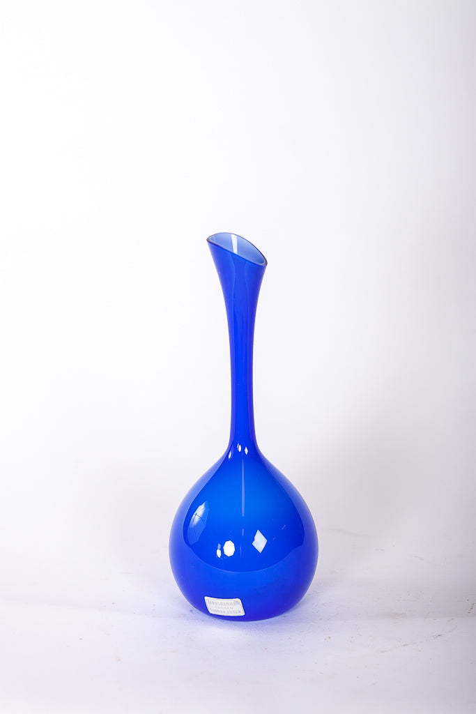 Bulbvas i blått glas med vit insida från Lindshammar glasbruk, designad av Gunnar Ander. 
