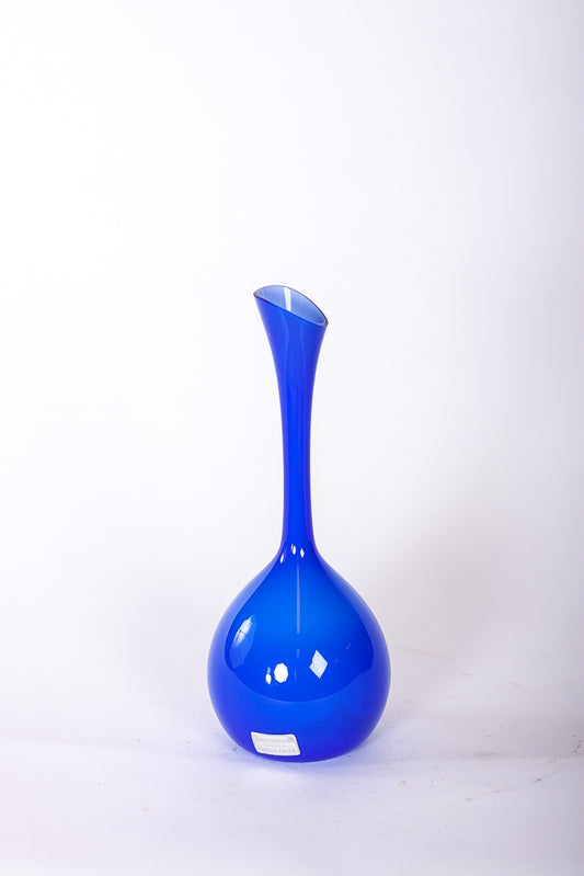 Bulbvas i blått glas med vit insida från Lindshammar glasbruk, designad av Gunnar Ander. 
