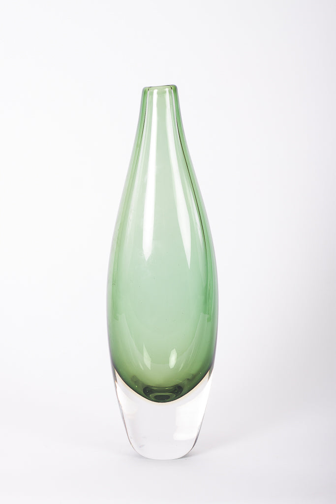 Keramikvas från Gustavsberg med vacker handmålad dekor, designad av Josef Ekberg (1887–1945). 
