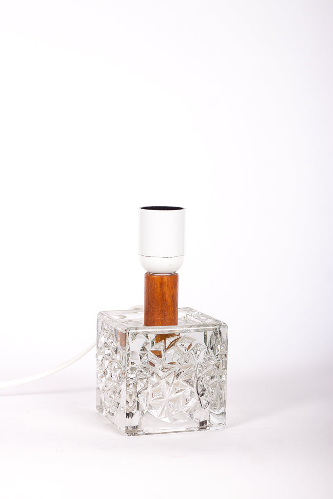 Liten retro bordslampa med fot i glas och teak
