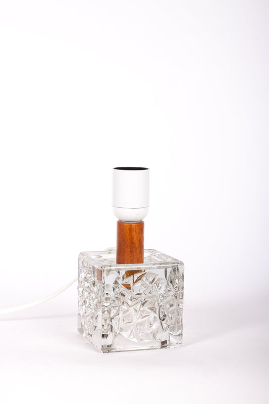 Liten retro bordslampa med fot i glas och teak
