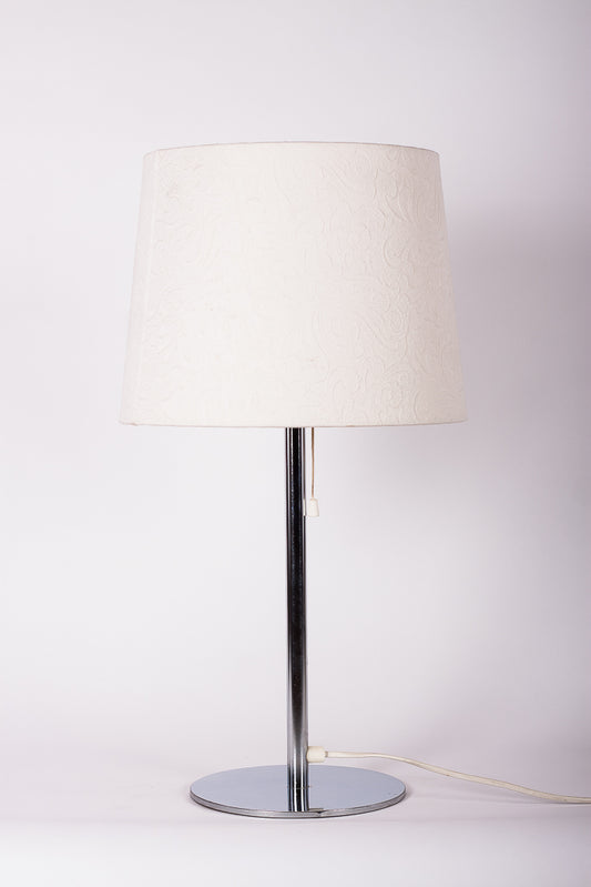 Stilren bordslampa med kromad fot från Luxus Vittsjö, designad av Uno och Östen Kristiansson.
