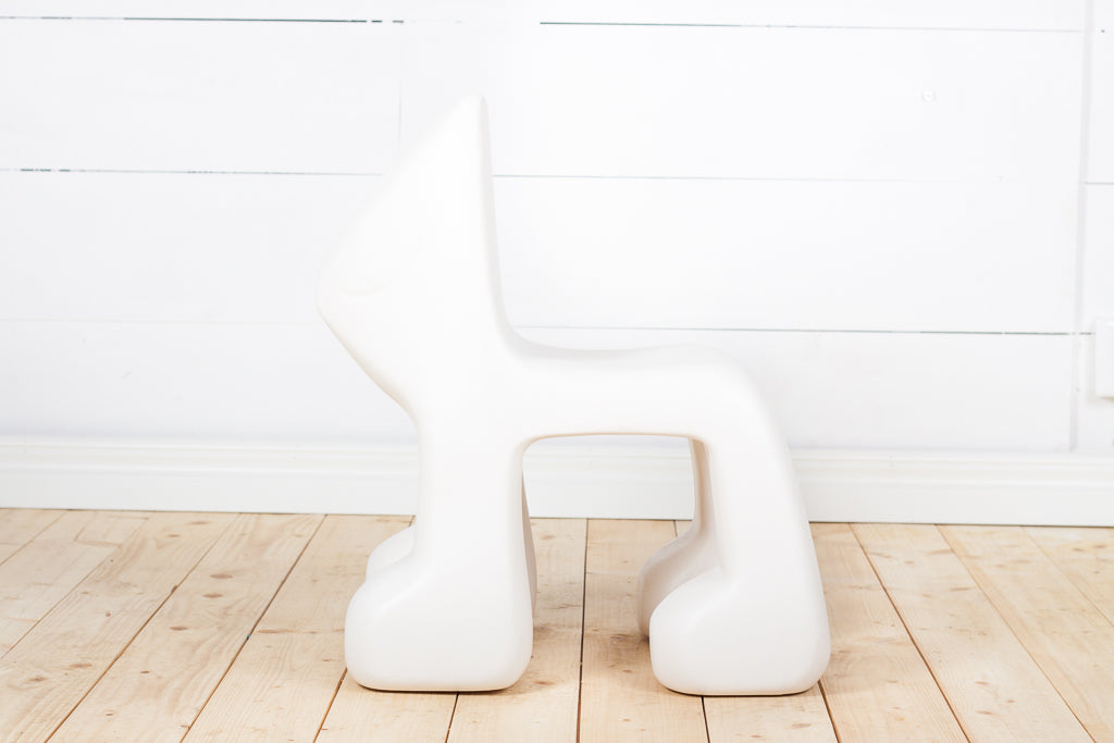 Barnstol formad som hunden Julian i vit plast, från Magis Me Too Collection, designad av Javier Mariscal, Italien 2004.
