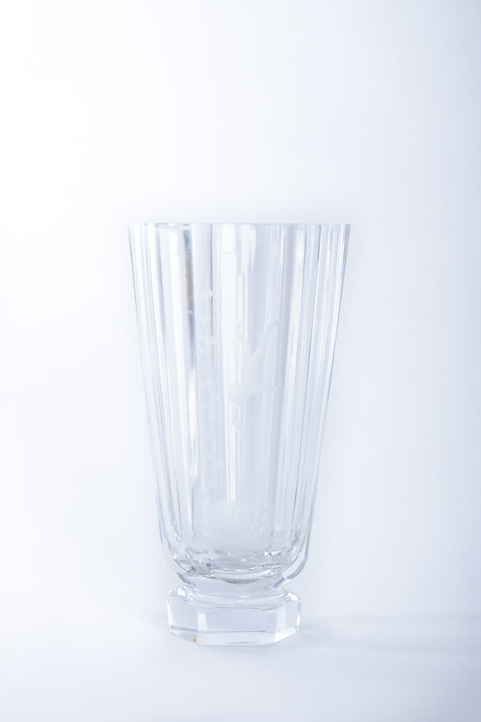Vas med dekor från Orrefors, designad av Vicke Lindstrand, Sverige. 
