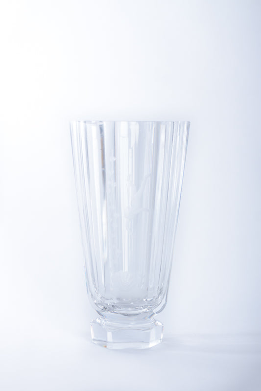 Vas med dekor från Orrefors, designad av Vicke Lindstrand, Sverige. 
