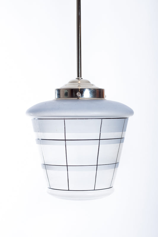 Pendelkupa i frostat glas med svarta rutor. Pendel i nickel eller mässing.

