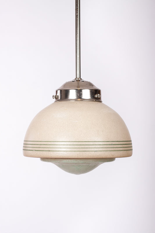 Pendelkupa målad i toner av beige, rött och grönt.
