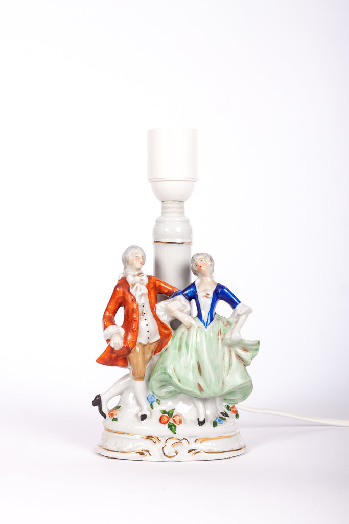 Liten porslinslampa med figuriner
