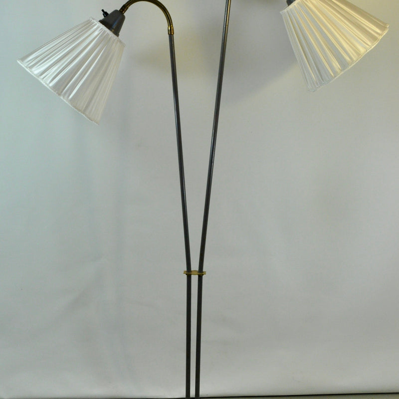 Snygg golvlampa med grå metallstomme, 1950-tal, offwhite skärm i gammal stil, skandinavisk retro
