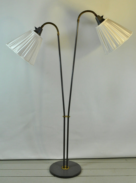 Snygg golvlampa med grå metallstomme, 1950-tal, offwhite skärm i gammal stil, skandinavisk retro
