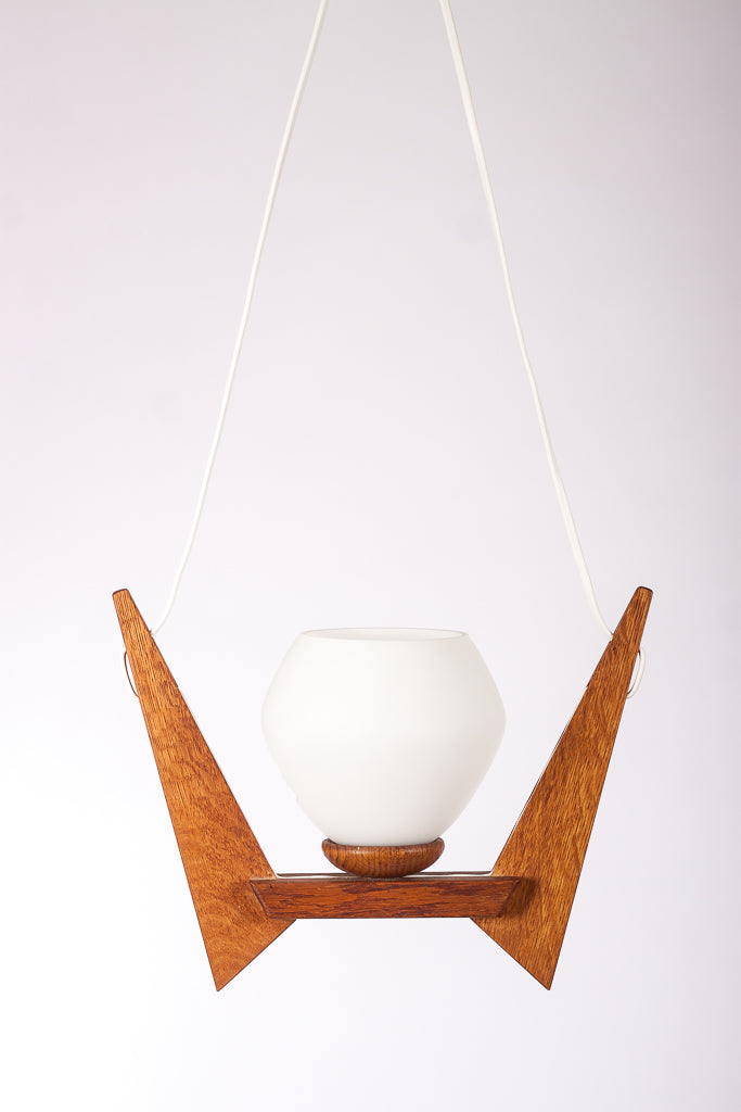 Retro taklampa i teak och vitt glas
