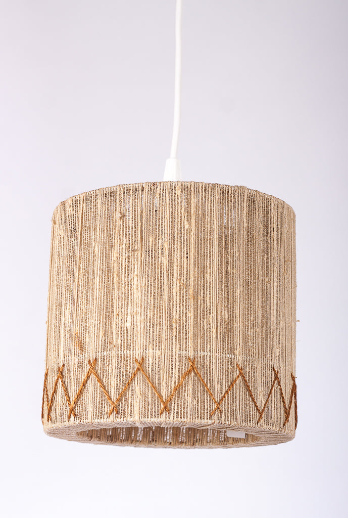 Retro taklampa med skärm flätad i textiltråd, vintage belysning
