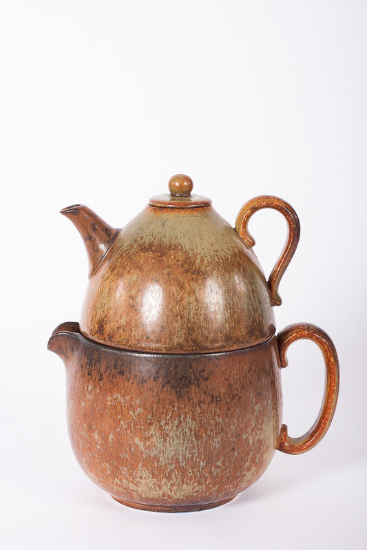 Dubbel tekanna i keramik från Rörstrand, designad av Gunnar Nylund (1904–1997).
