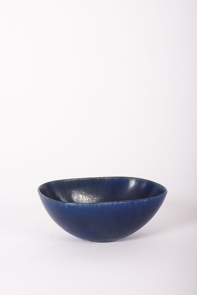Skål i blå keramik och stengods från Rörstrand, designad av Carl Harry Stålhane (1920–1990). 
