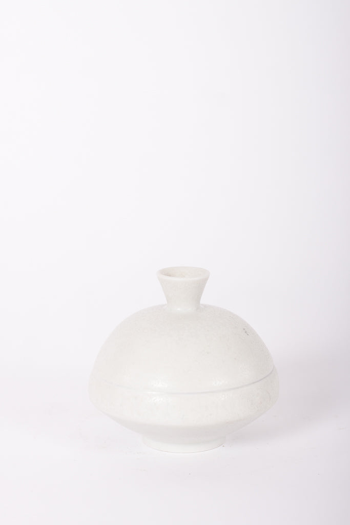 Liten vit keramikvas från Rörstrand, designad av Gunnar Nylund (1904–1997).
