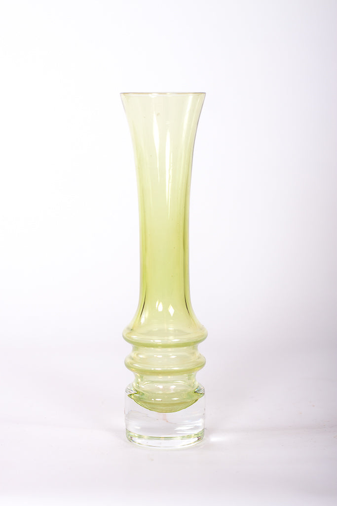 Ljusgrön glasvas från Sea glasbruk Kosta.
