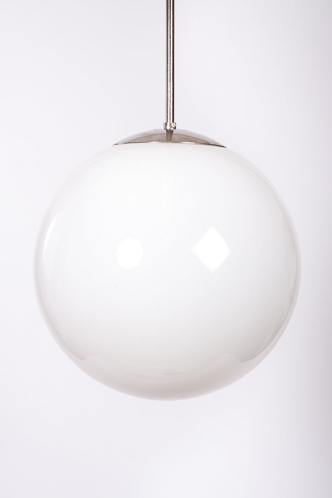 Stor skollampa i vitt glas.
