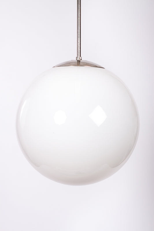 Stor skollampa i vitt glas.
