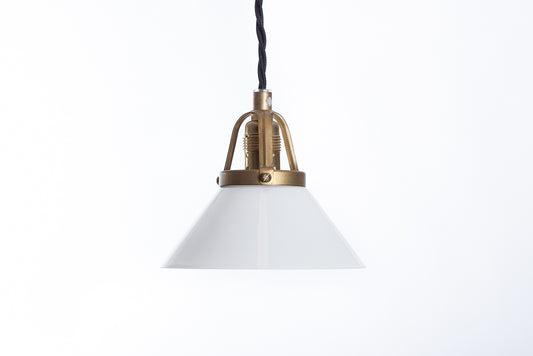 Liten skomakarlampa som fönsterlampa med mässingsfäste och svart tvinnad textilkabel,
